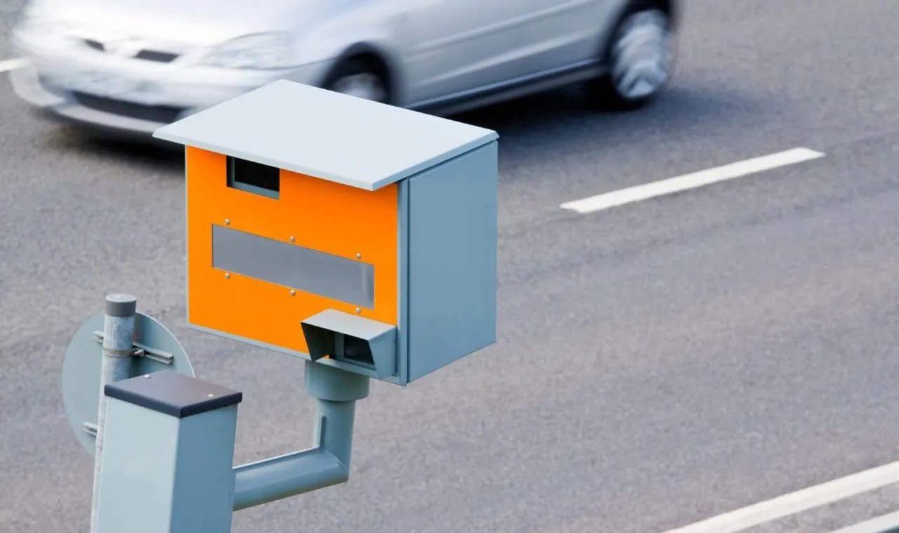 Fotoradar na drodze, gotowy do udokumentowania błędnego wskazania osoby kierującej pojazdem.