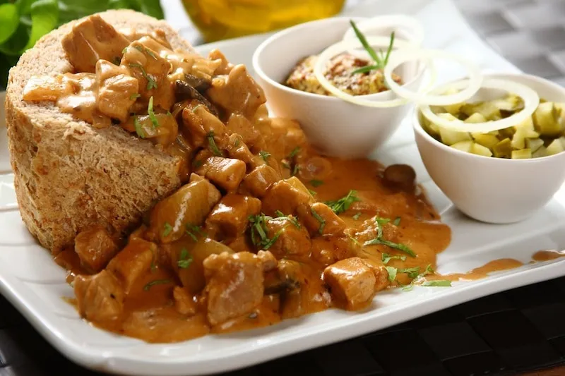 Sos z szynki z pieczarkami i śmietaną