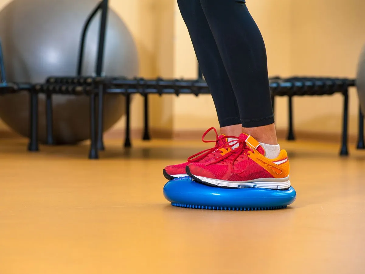 dziecko ćwiczy na poduszce sensorycznej