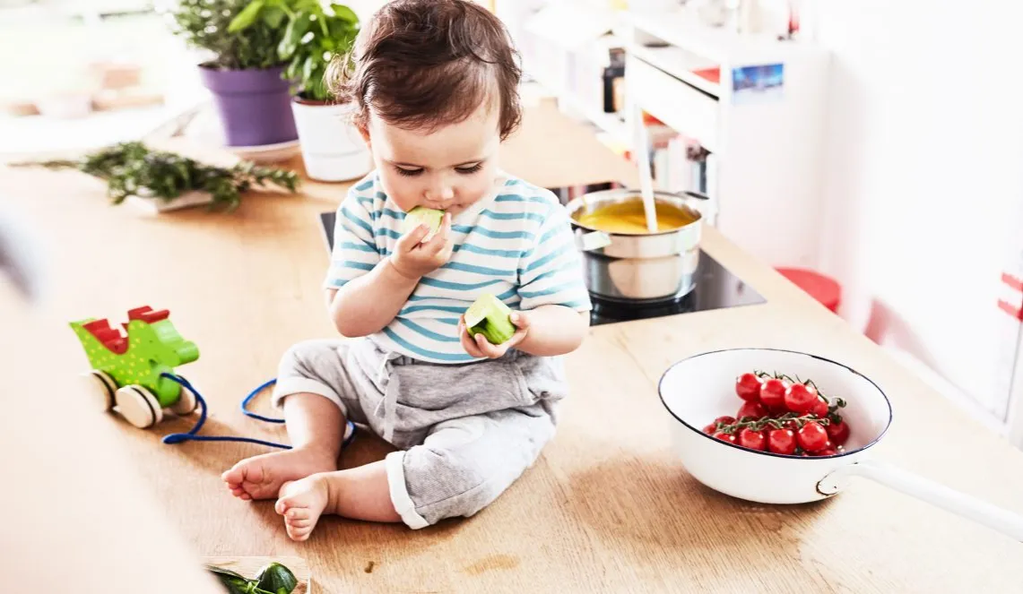 dziecko eksperymentuje z warzywami bezpiecznie