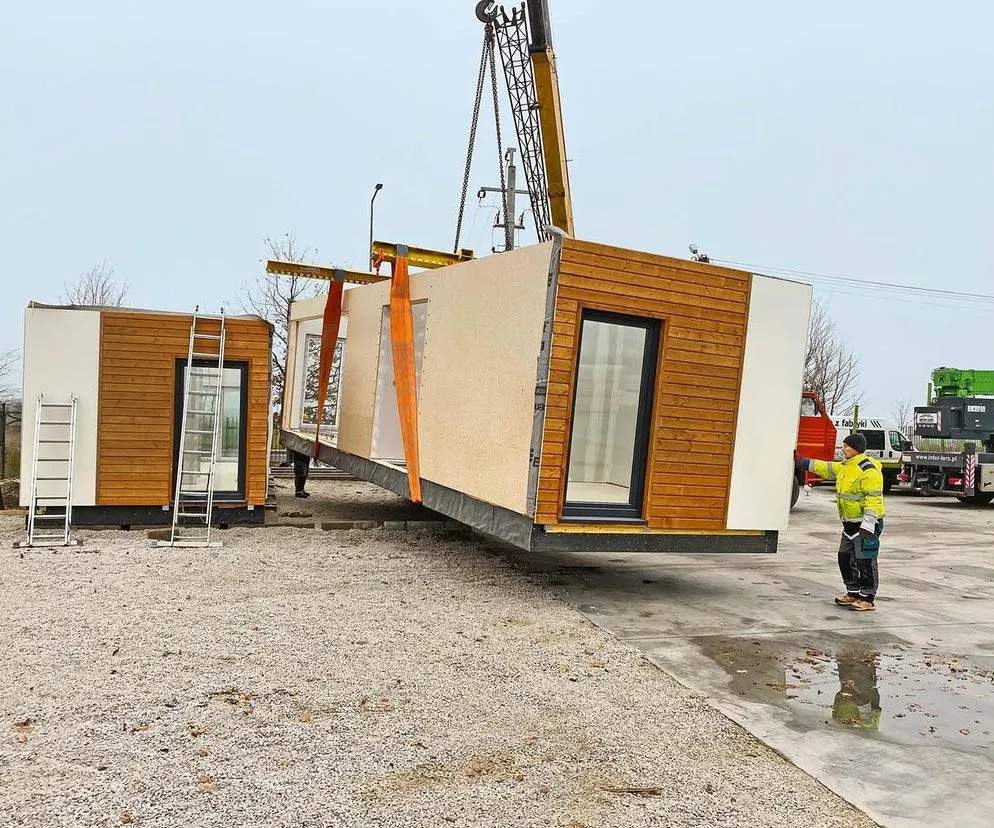 budowa dom szkieletowy plac budowy kontra dom modułowy transport i montaż