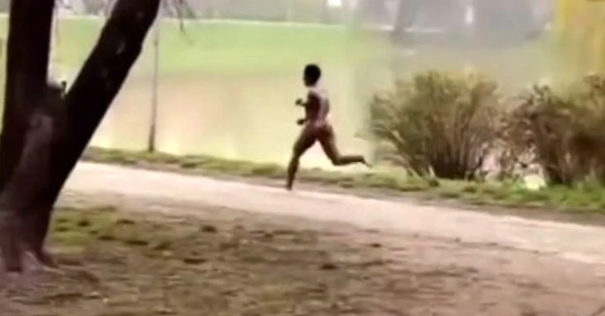 kobieta biegnąca w parku, widoczne zmiany sylwetki