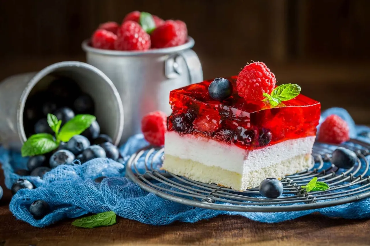 różne rodzaje owoców przygotowane do deseru galaretka