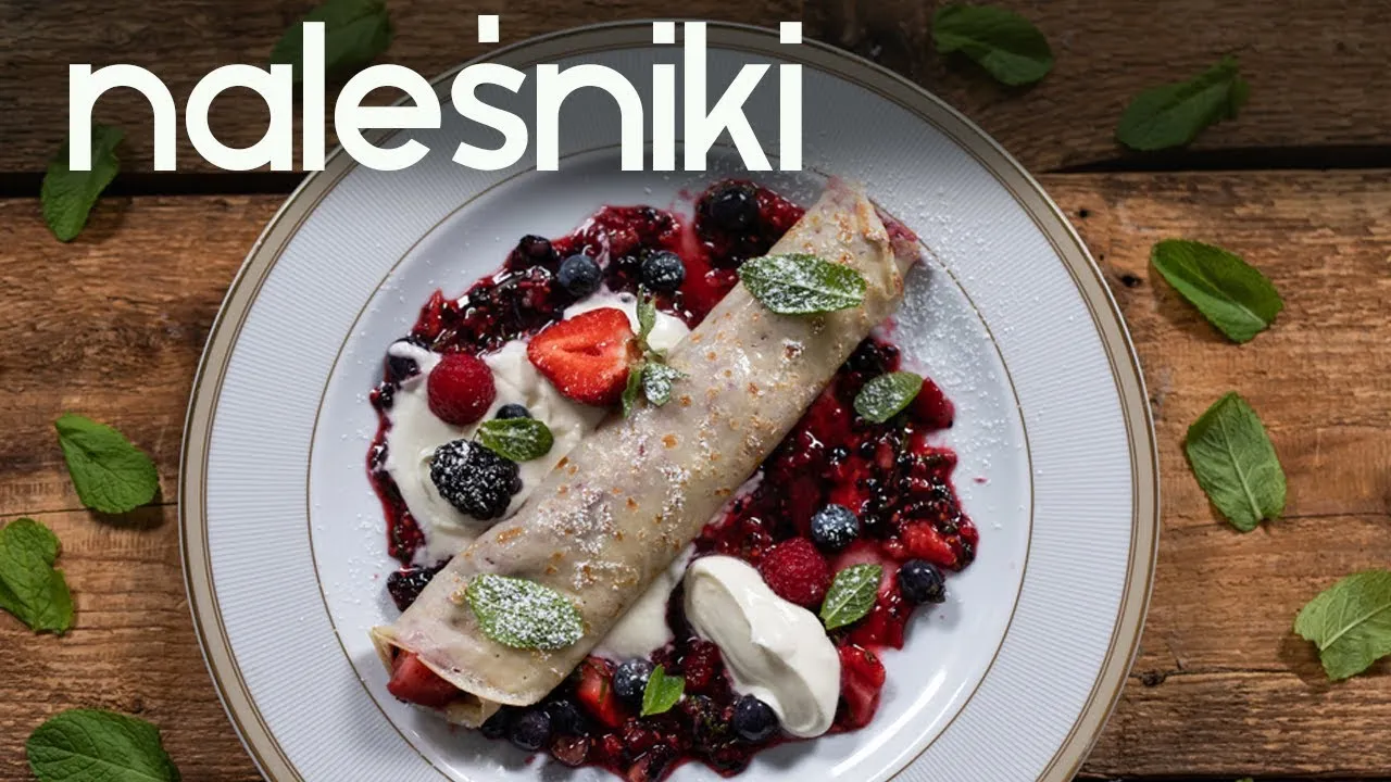 Dekorowanie naleśników świeżymi owocami i miętą