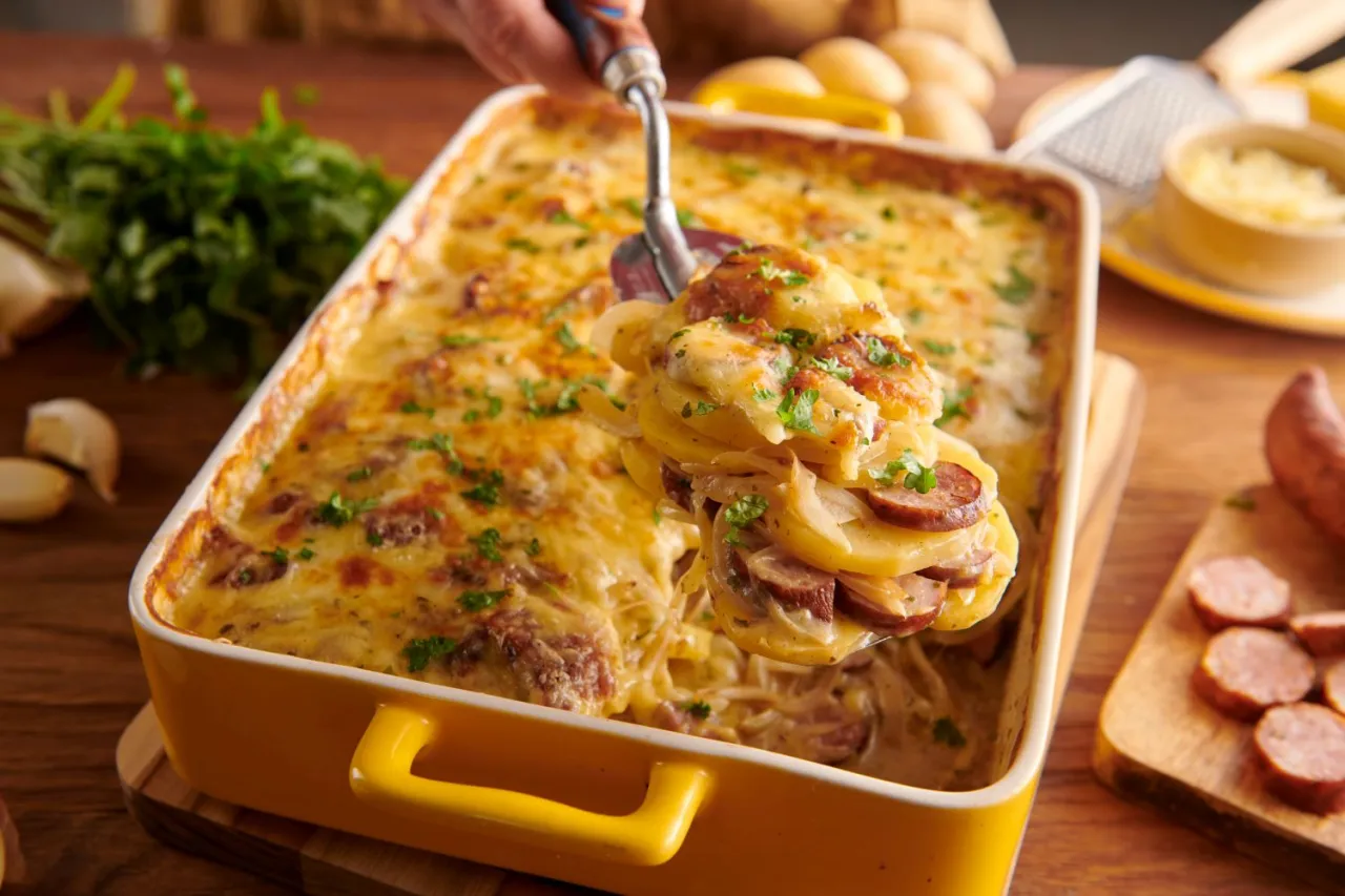 Zapiekanka ziemniaczana z kiełbasą w naczyniu żaroodpornym
