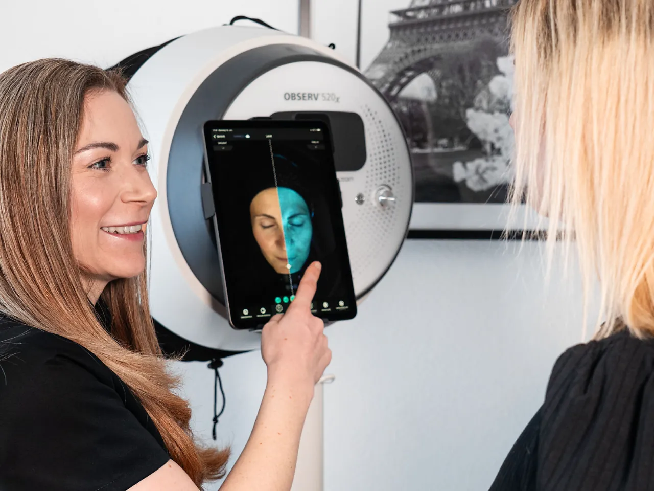 professionelle Kosmetikerin bei der Hautanalyse mit einer Kundin