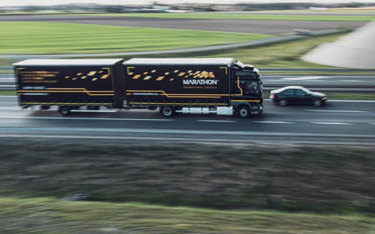 r&oacute;żne typy naczep ciężarowych