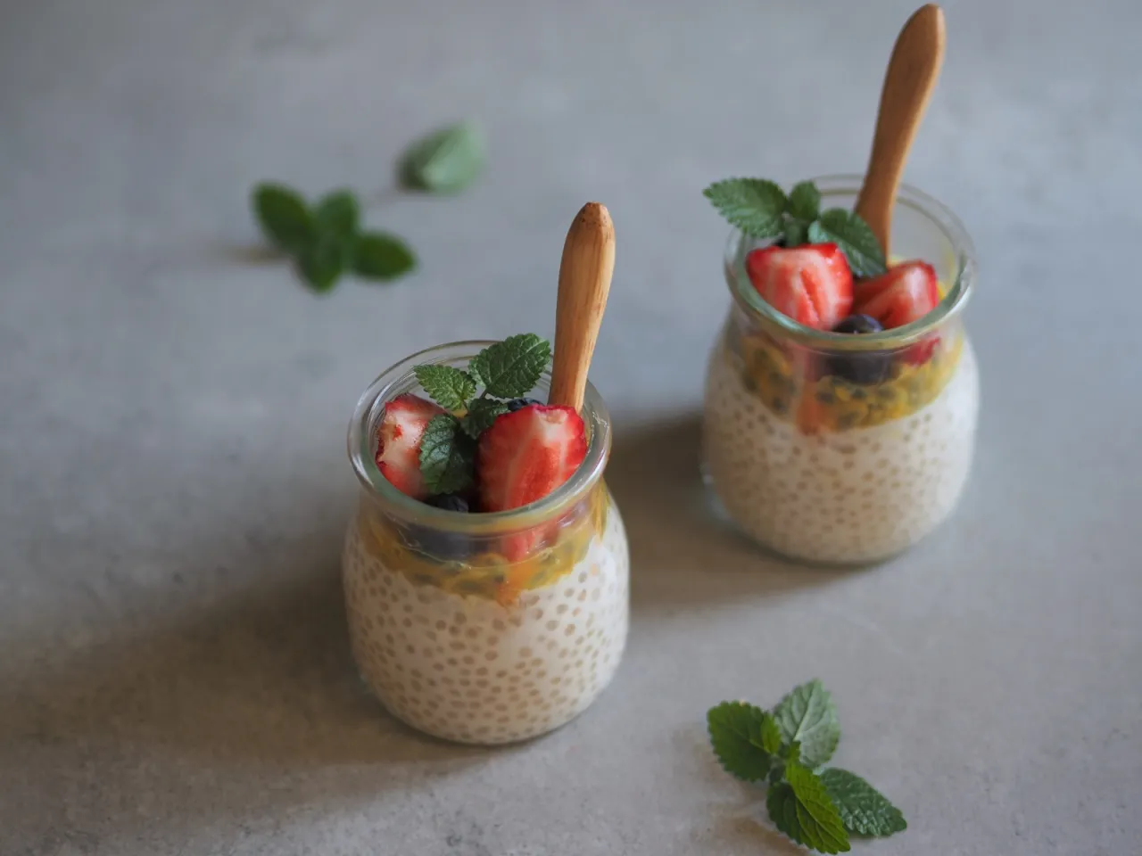 Pyszny deser z tapioki z owocami i miętą. Idealny przepis na letnie orzeźwienie.