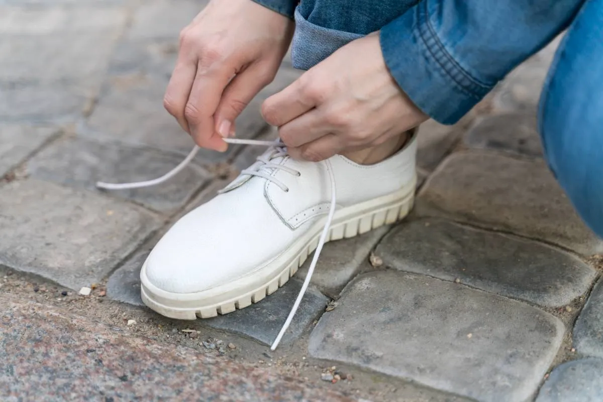 domowe sposoby czyszczenia białych podeszw butów