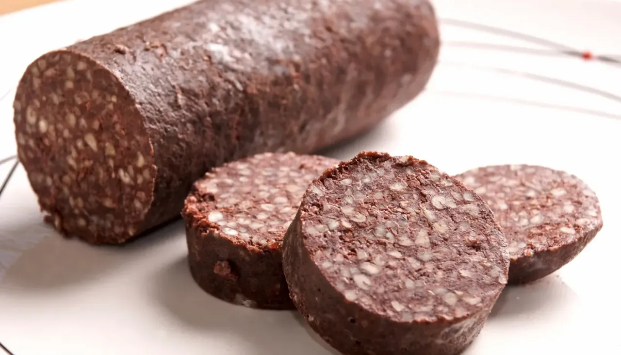 Kaszanka na talerzu, pokrojona w plastry. Czy kaszanka jest fit? To pytanie zadaje sobie wielu miłośników tego tradycyjnego przysmaku.