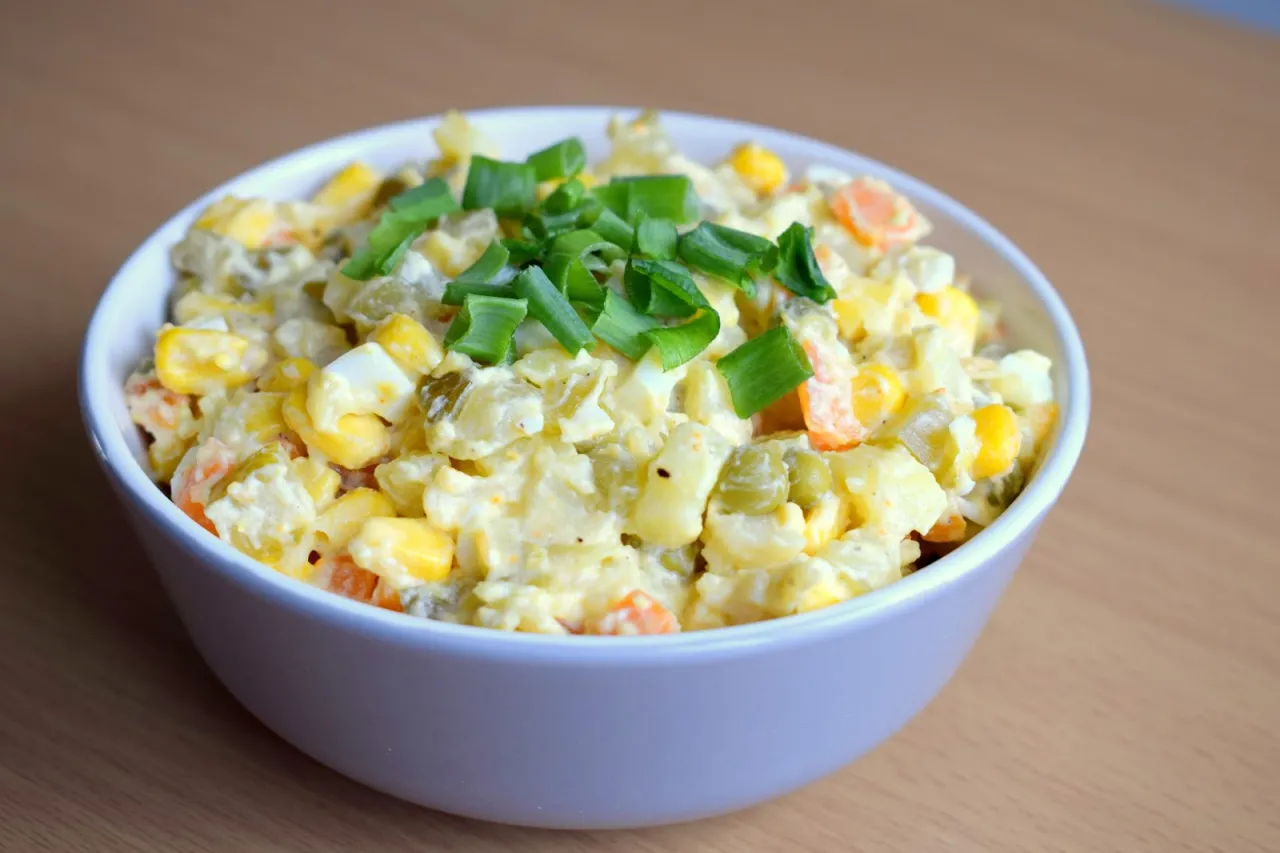 tradycyjna sałatka jarzynowa kaloryczność