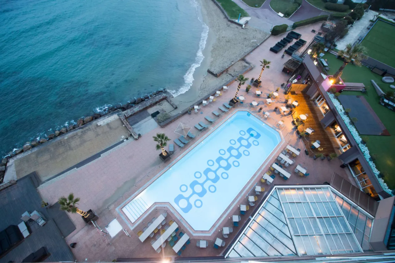 Vue a&eacute;rienne Pullman Cannes Mandelieu plage casino