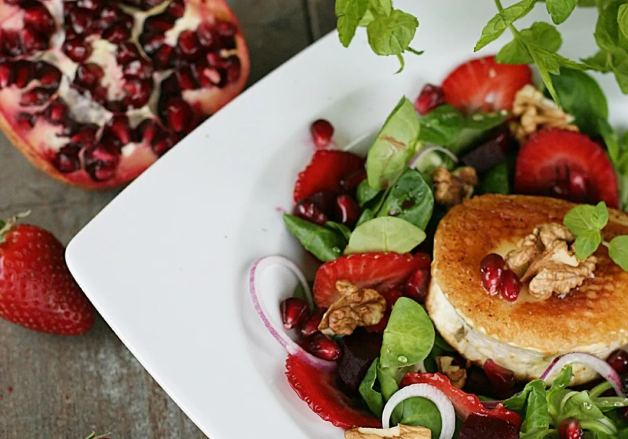 apetyczna sałatka z kozim serem i owocami