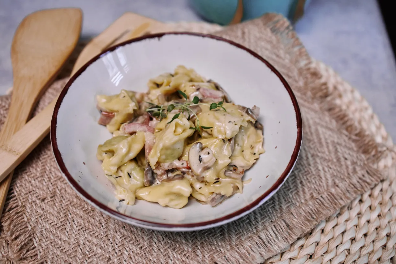 tortellini w sosie śmietanowym z boczkiem