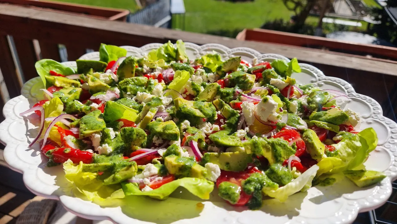 sałatka w wydrążonej papryce awokado