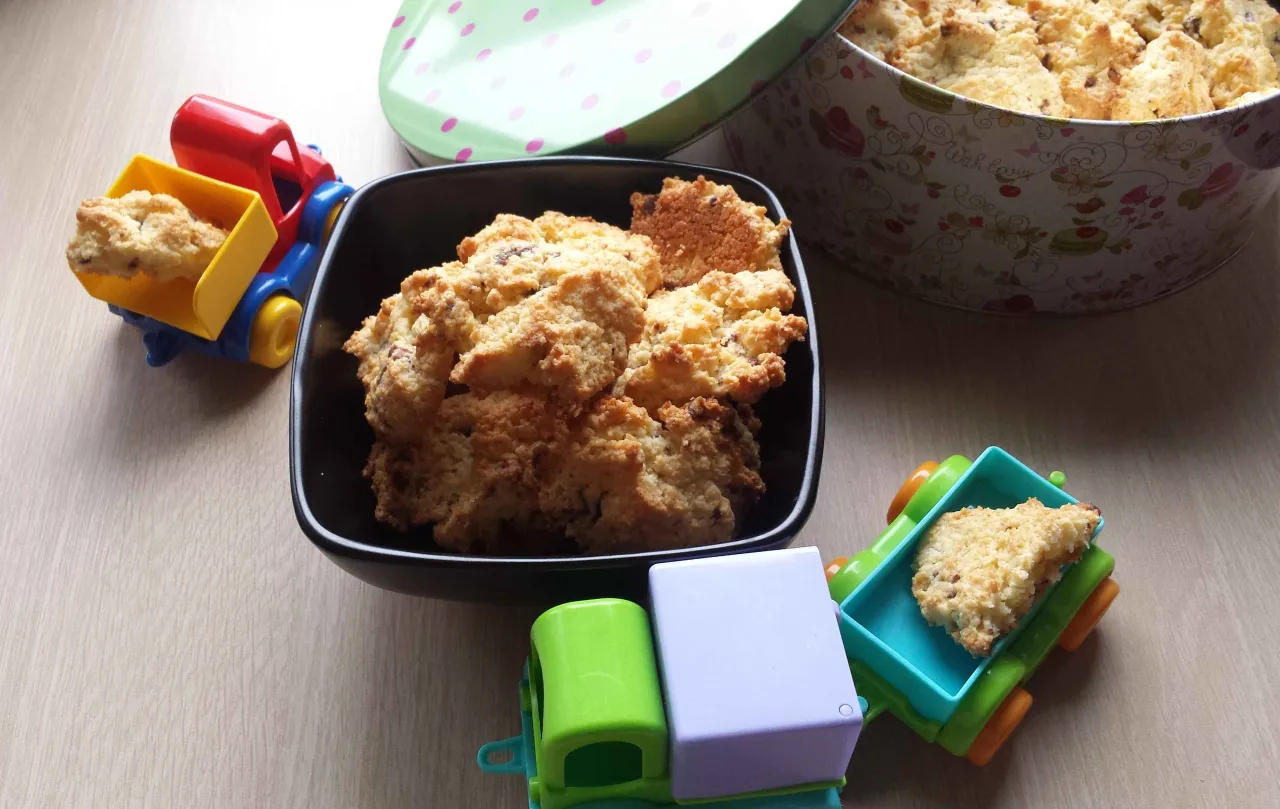 niemowlę jedzące ciastko blw z kleiku ryżowego