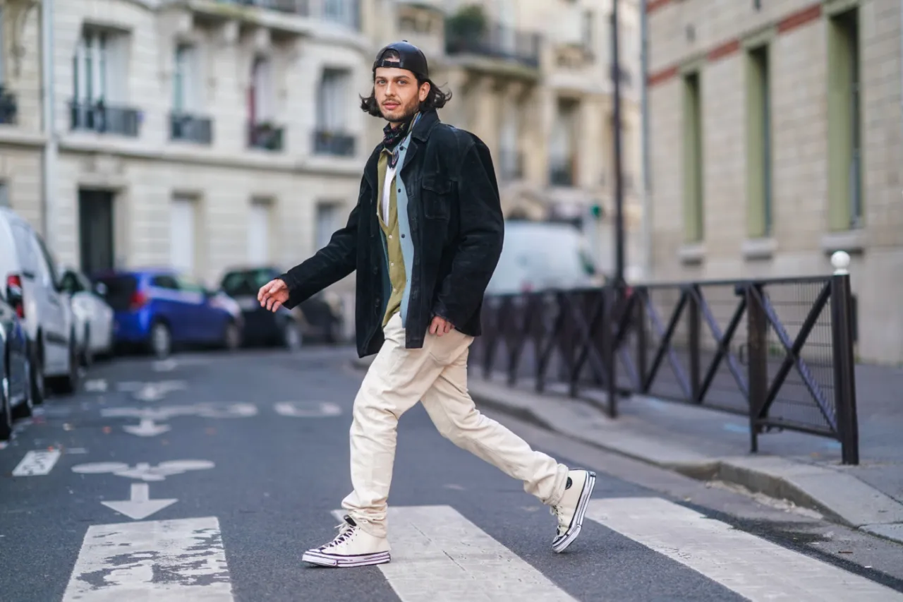 męskie stylizacje beżowe spodnie i buty