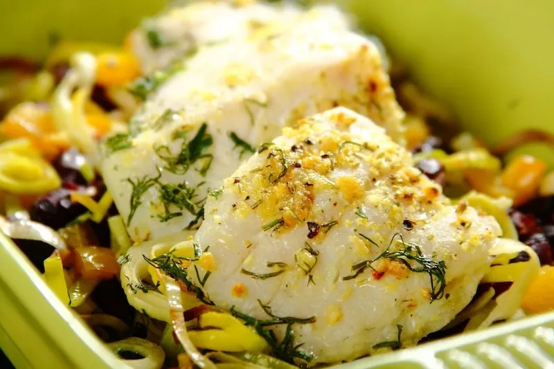 pieczony mintaj z warzywami w naczyniu