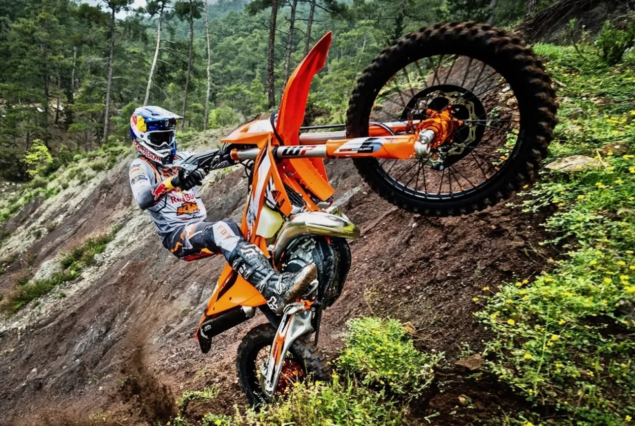 Motocykl hard enduro w akcji
