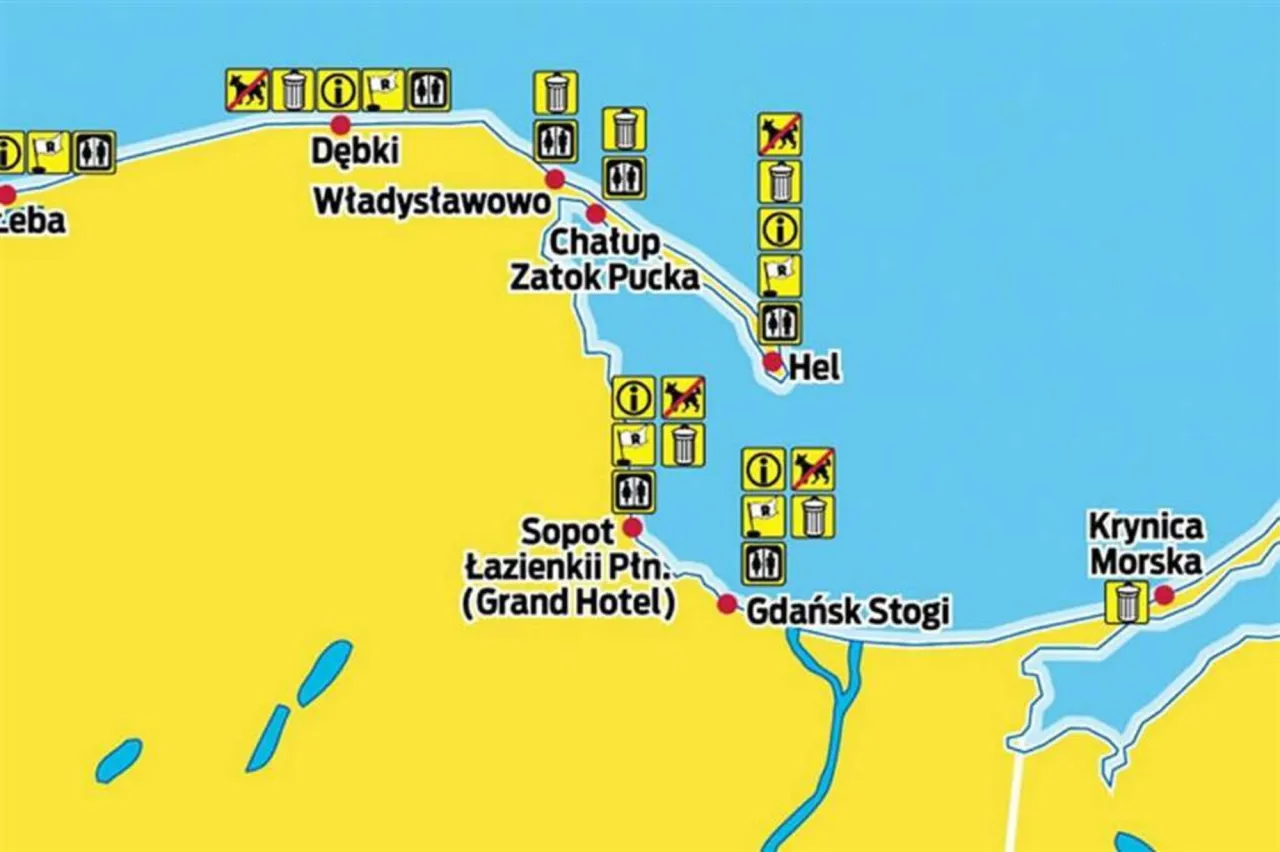 Dzieci bawiące się na szerokiej piaszczystej plaży