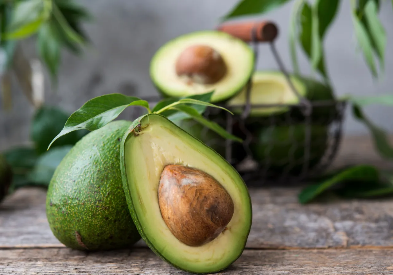 Awokado na talerzu z przekrojonym owocem