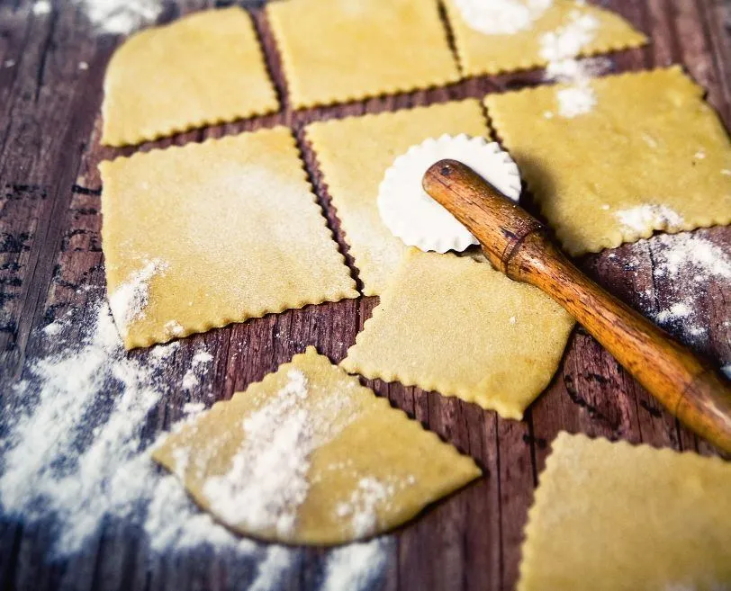 Domowe ciasto na makaron, elastyczne ciasto makaronowe na stolnicy