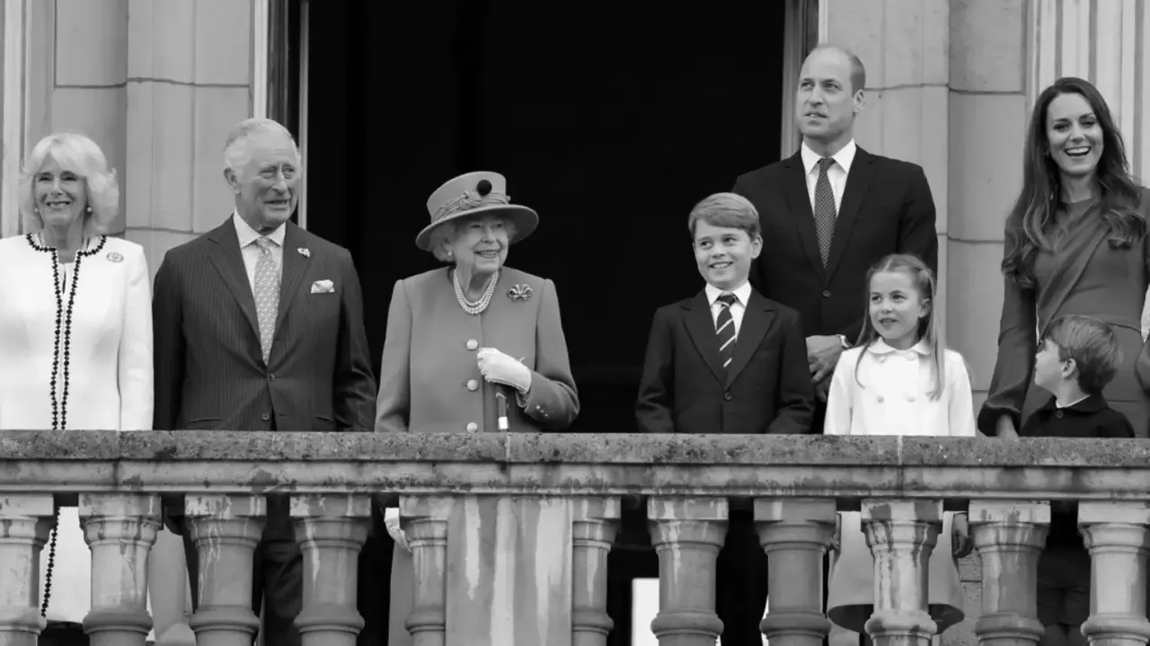 Królowa Elżbieta II z rodziną na balkonie. Panowała przez 70 lat.