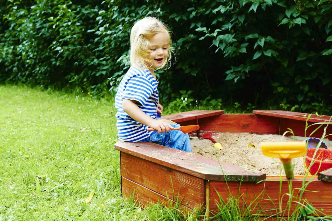 Maluchy bawiące się piaskiem i wodą na dworze