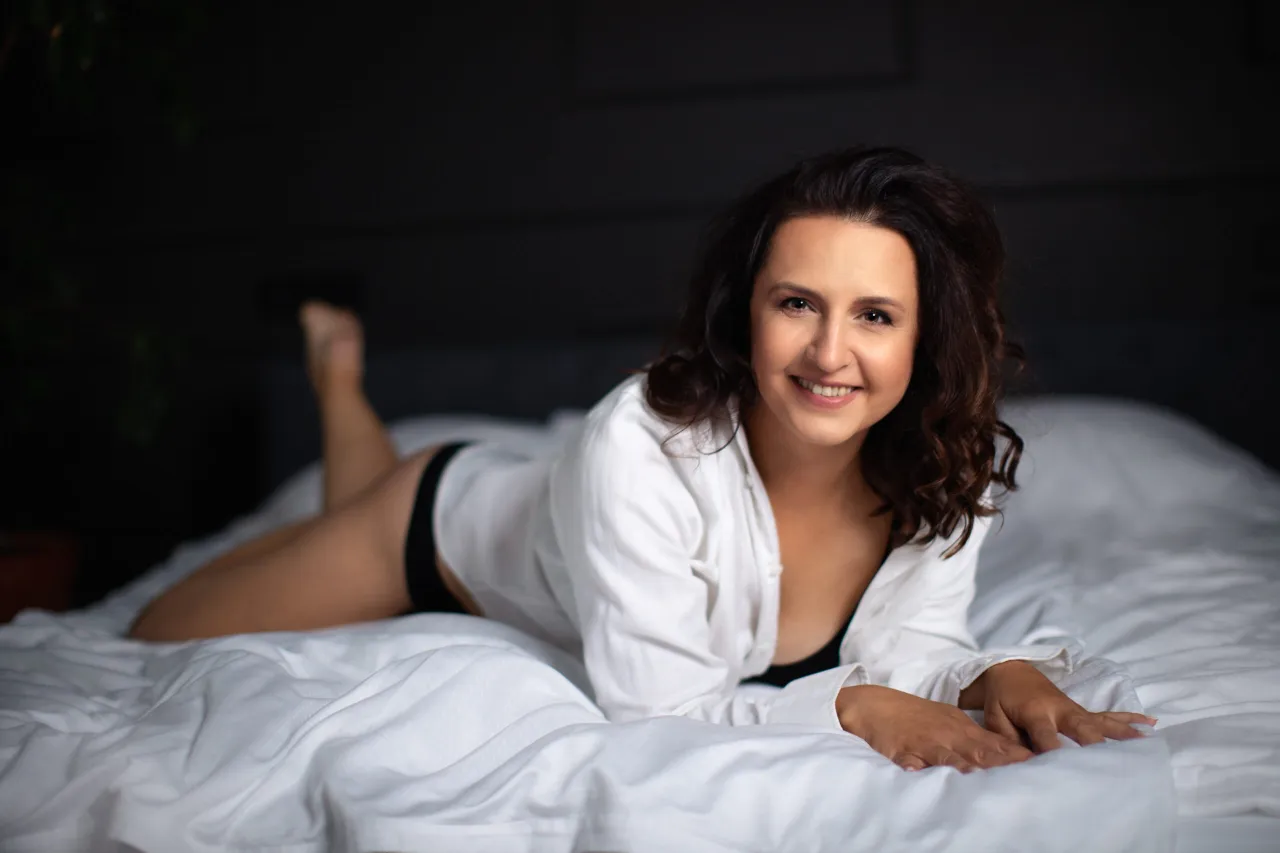 kobieta w dobrze dopasowanym stroju uśmiechnięta