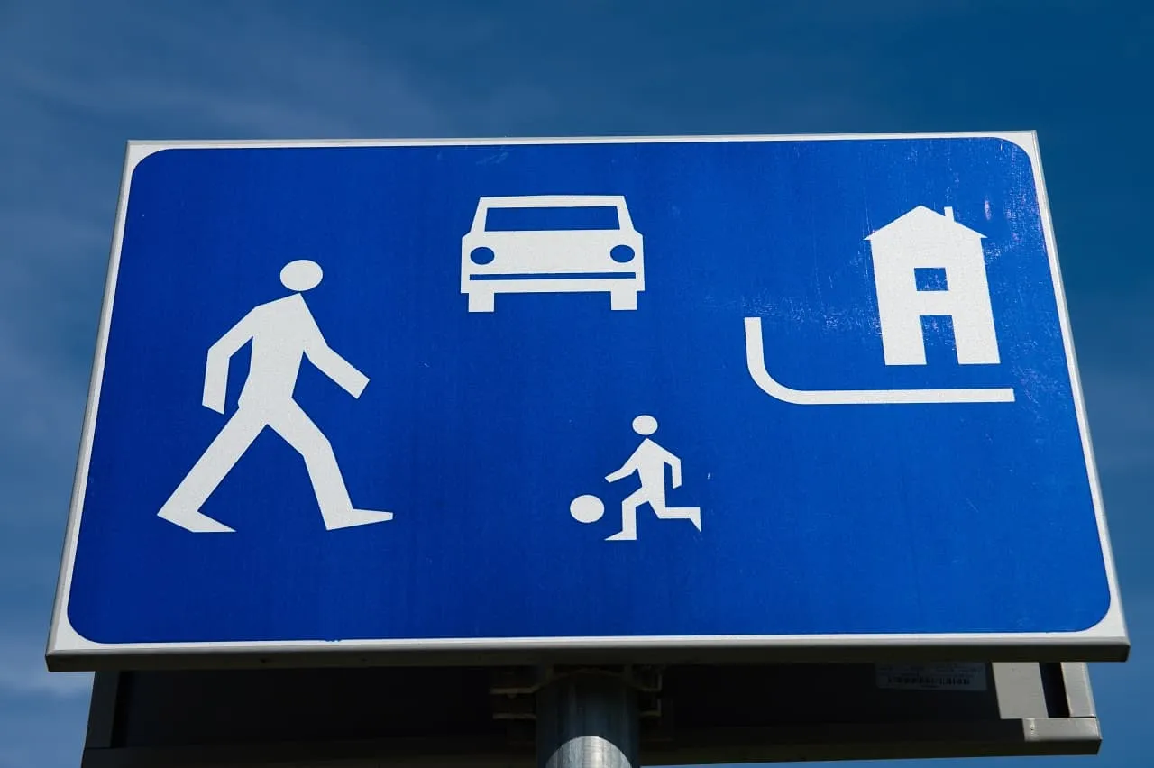 Znaki drogowe na osiedlu przykłady