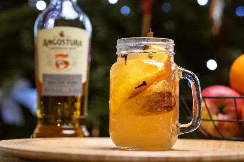 Grzaniec z rumem i owocami leśnymi