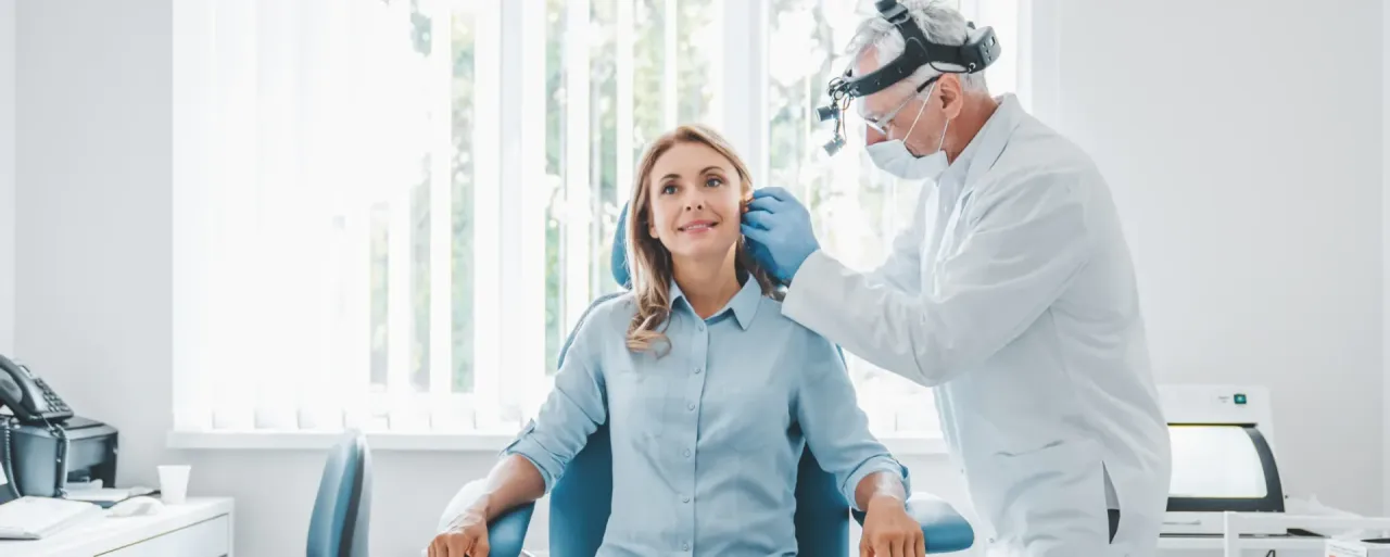 Arzt Patient Gespr&auml;ch HNO Untersuchung