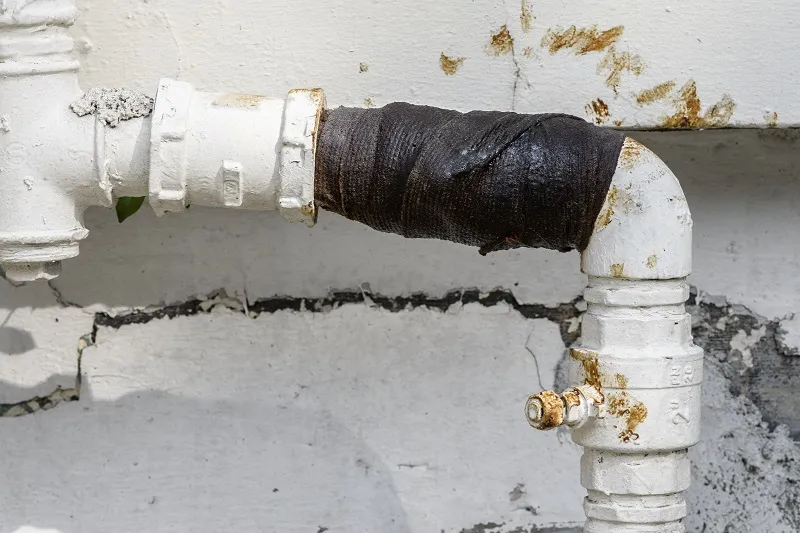 Uszkodzony kran mr&oacute;z pęknięta rura