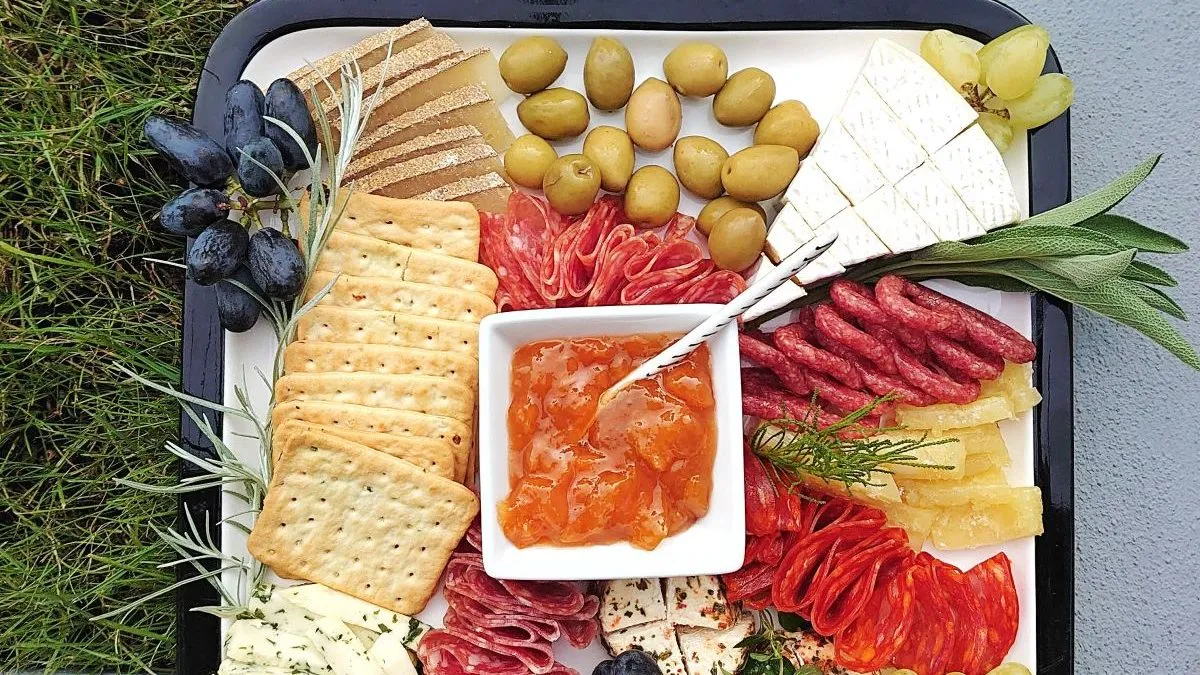 deska ser&oacute;w i wędlin do grzańca