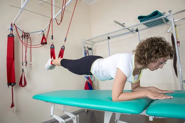 sprzęt do fizykoterapii, fizjoterapeuta wykonuje terapię manualną, kinezyterapia ćwiczenia