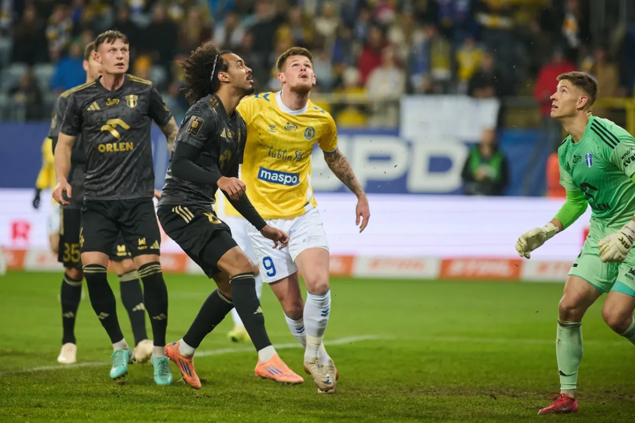 Piłkarze Ekstraklasy w akcji podczas meczu