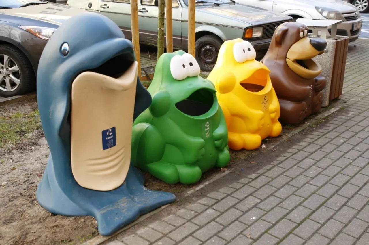 Kolorowe kosze na śmieci w kształcie zwierząt: delfin, żaba, żółta postać i niedźwiedź. Idealne miejsce, gdzie można oddać maskotki, jeśli są zepsute lub niepotrzebne.