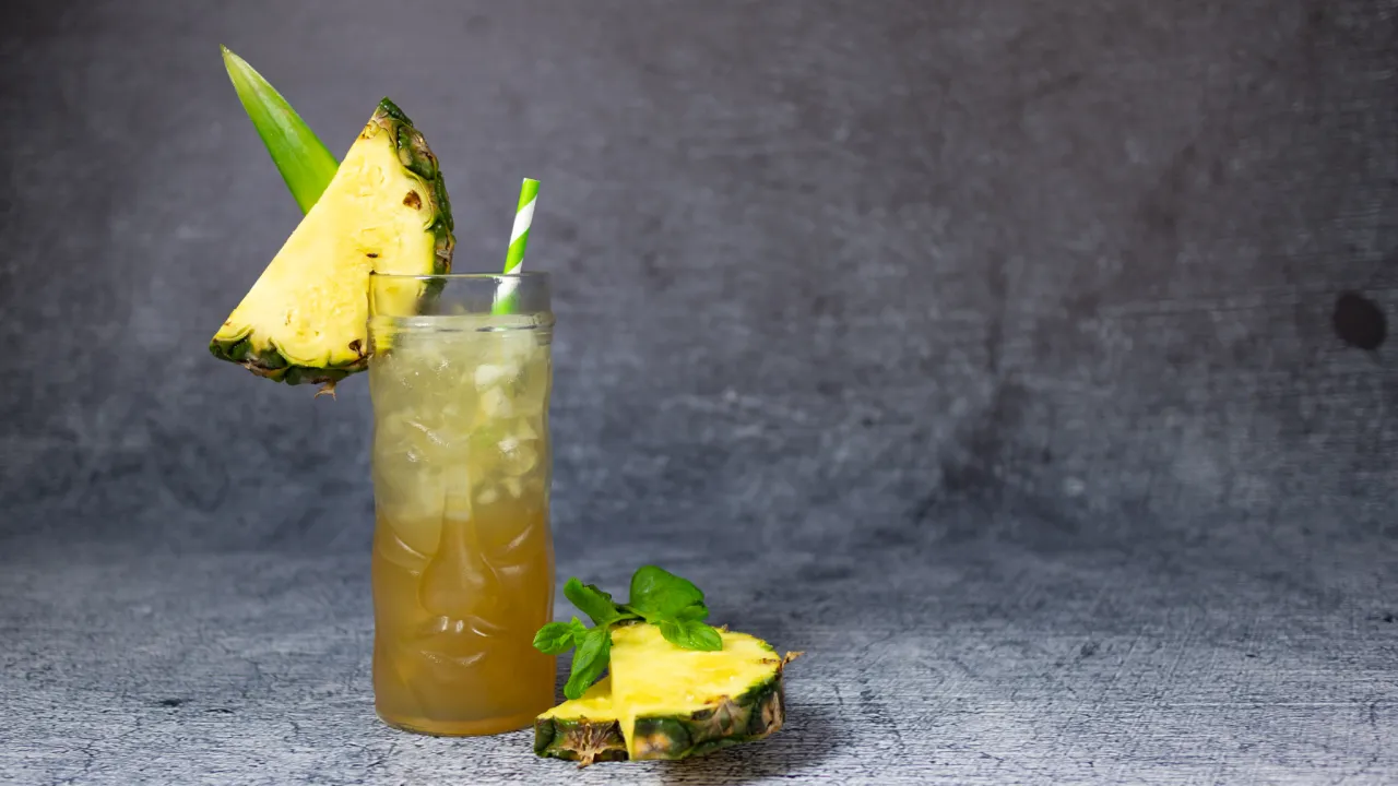 Orzeźwiający Mai Tai z sokami, ozdobiony kawałkiem ananasa i miętą. Klasyczny czy nowoczesny?