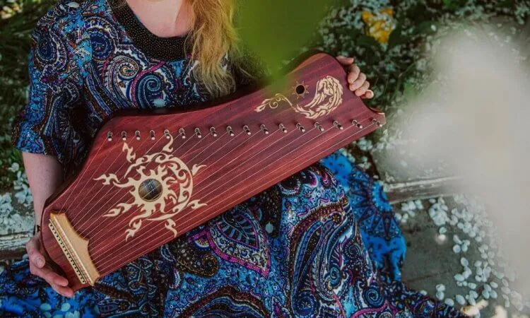 Zdjęcie Poznaj fascynujący świat cytry: liczba strun w różnych rodzajach instrumentu