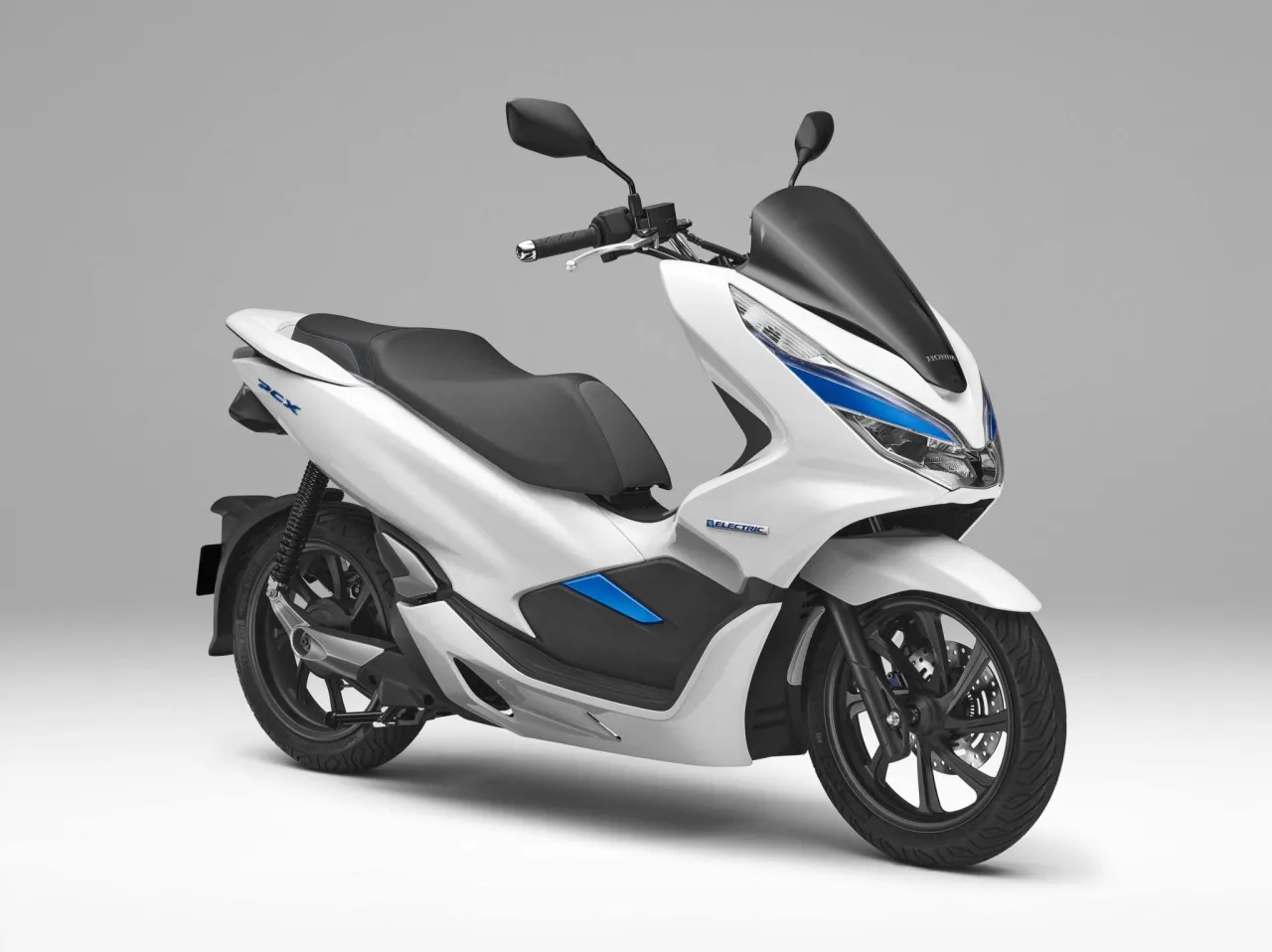 Biały skuter elektryczny Honda PCX Electric, którym można jeździć bez prawa jazdy.