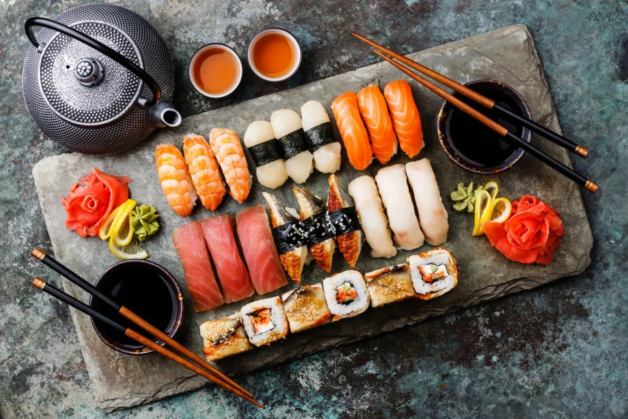 świeże ryby do sushi łosoś tuńczyk krewetki