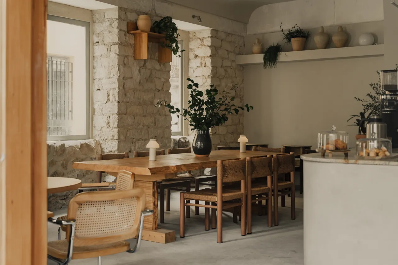 przytulna kawiarnia osiedlowa z ludźmi