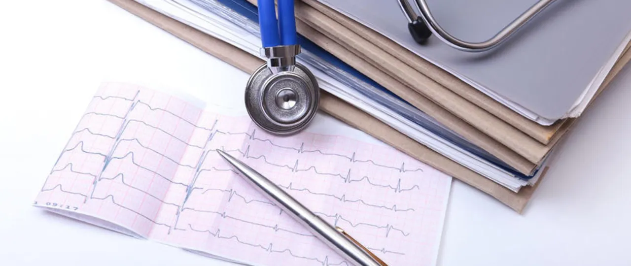 Wyniki sekcji zwłok dla rodziny, dokumentacja medyczna, stetoskop i długopis.