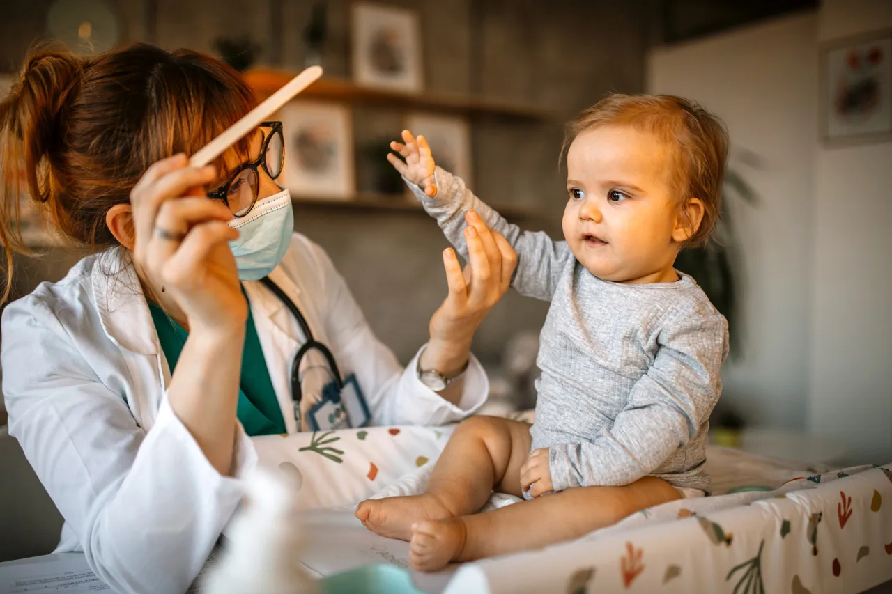 rodzic z dzieckiem u lekarza neurologa