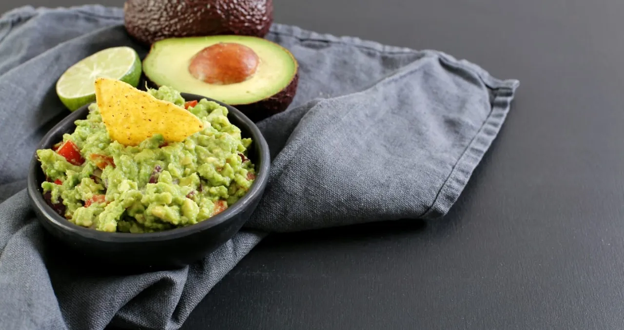 dojrzałe awokado hass i składniki na guacamole