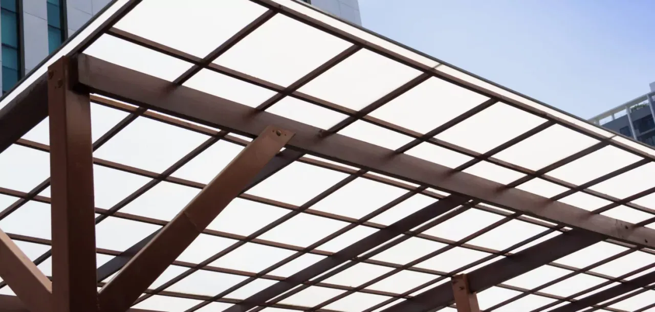 Pęknięty poliwęglan błędy montażowe