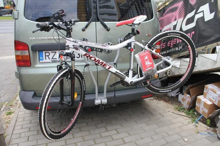 por&oacute;wnanie bagażnik&oacute;w rowerowych samochodowych