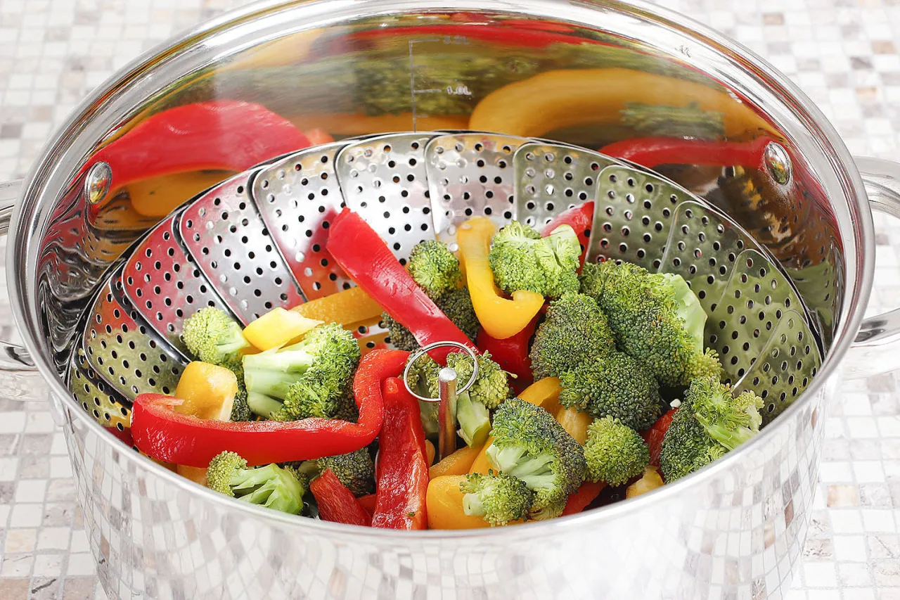 Brokuły i papryka w parowarze. Czy brokuły są lekkostrawne? Gotowanie na parze to świetny sposób, by były.