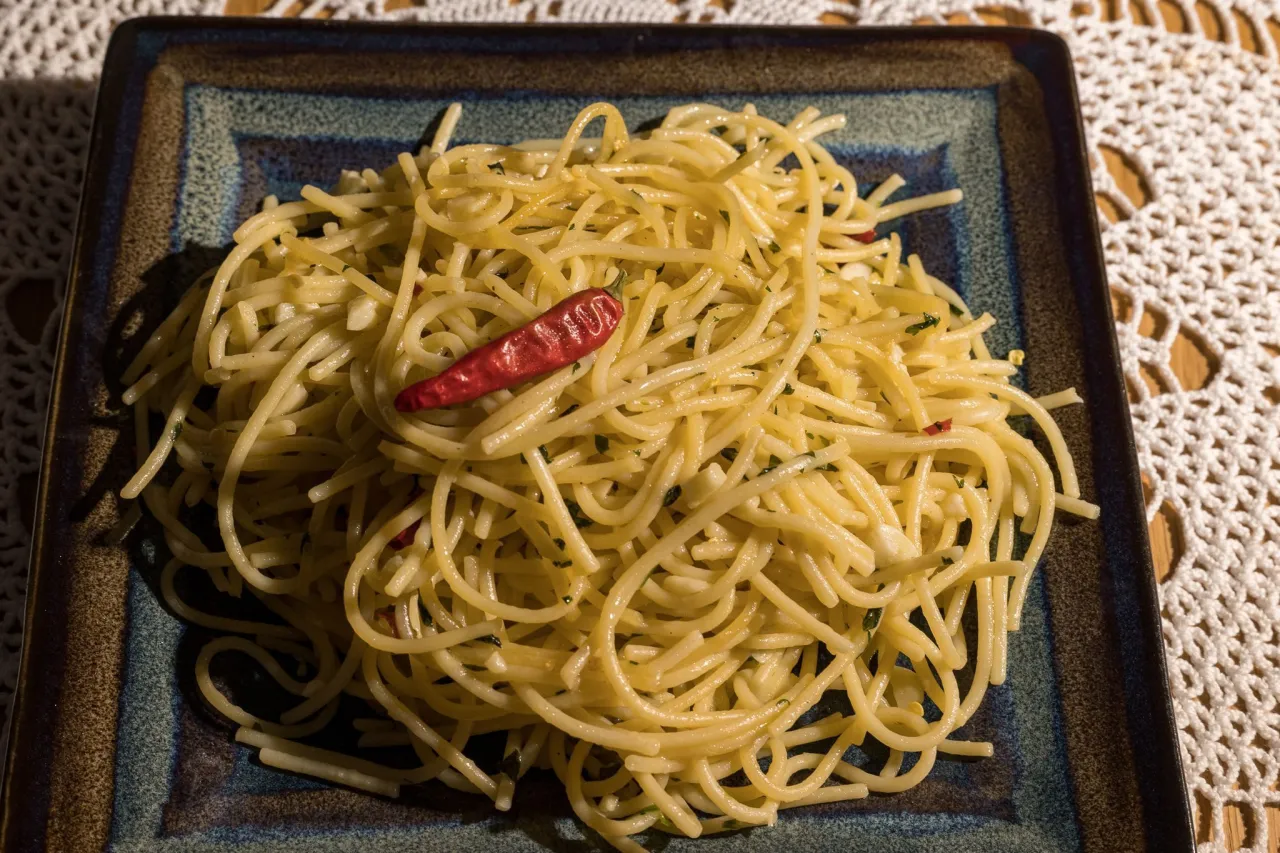 Spaghetti Aglio e Olio przepis: proste danie z czosnkiem, oliwą i papryczką chili. Idealne na szybki obiad.