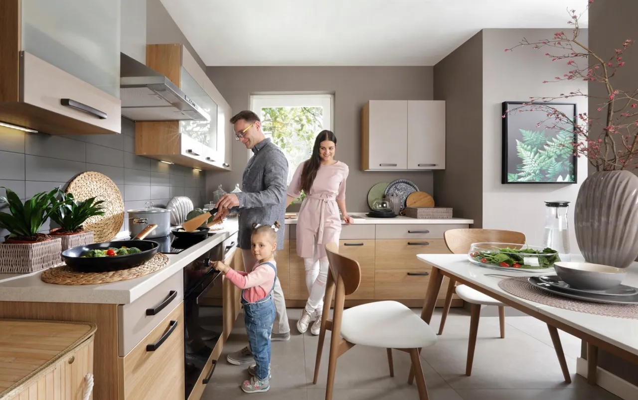 rodzina w apartamencie self-catering gotuje posiłek, kuchnia wakacje